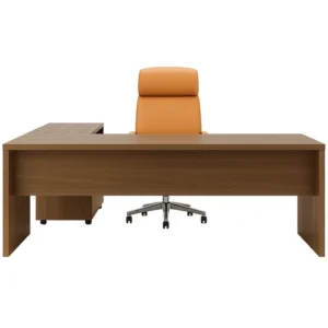 Modern L biçimli ahşap yönetici masası ve yüksek sırtlı deri ofis koltuğu, sade arka plan önünde.