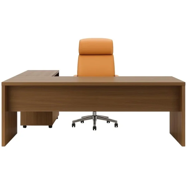 Modern L biçimli ahşap yönetici masası ve yüksek sırtlı deri ofis koltuğu, sade arka plan önünde.