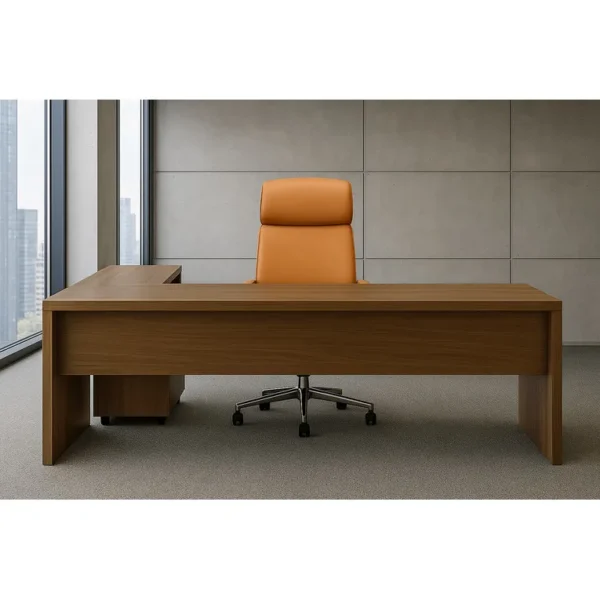 Panoramik şehir manzaralı ofiste yer alan ahşap yönetici masası ve deri koltuk kombinasyonu.