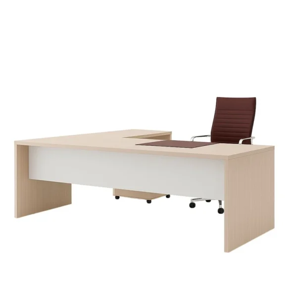 Açık renkli ahşap yönetici masası, beyaz panel detayı ve bordo koltuk ile modern bir kombinasyon sunuyor.