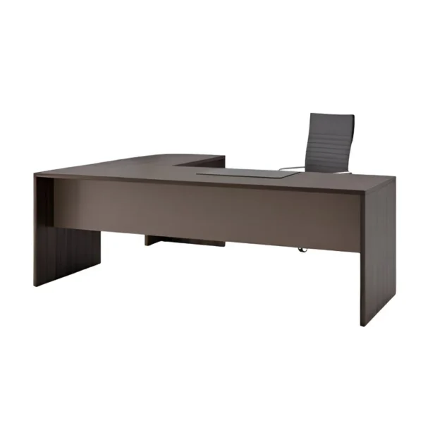 Koyu kahverengi L masa ve modern siyah ofis koltuğu, çapraz perspektiften görünüyor.