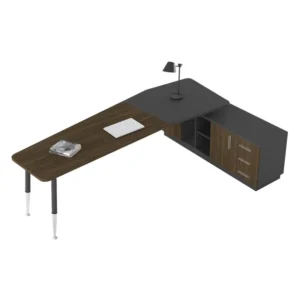 Geniş yönetici masası, sandalye ve açık kitaplık ile birlikte, beyaz fon üzerinde önden görünüm.