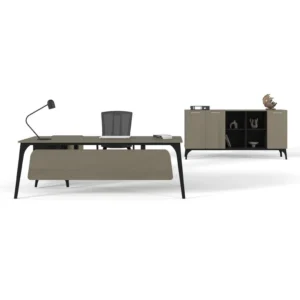 Compact yönetici masası ve arkasındaki modüler depolama ünitesiyle birlikte tam takım bir ofis mobilyası kombinasyonu.