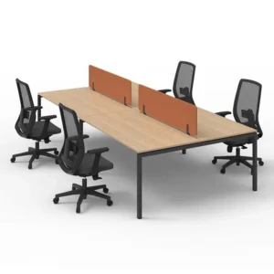 Ahşap yüzeyli, siyah çerçeveli dört kişilik çalışma masası; turuncu bölücü panellerle donatılmış