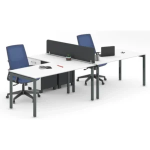 Şık yüzeyli beyaz masa ve yeşil bölücü panellerle tasarlanmış L formunda çalışma ünitesi