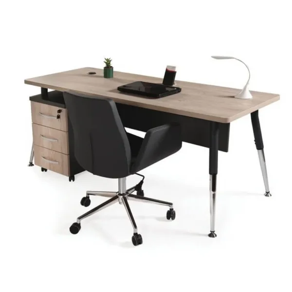 Boomerang masa, döner sandalye ve mobil çekmece modülü ile birlikte çapraz açıdan görüntülenmiş modern çalışma düzeni.