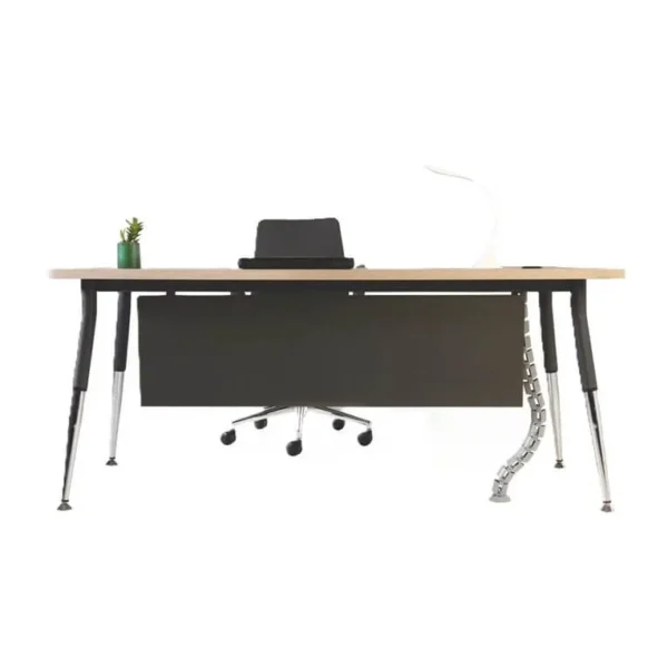 Boomerang çalışma masası sade fon önünde, entegre kablo kanalı ve ergonomik sandalye ile birlikte önden görünümde.