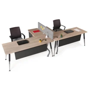 Açılı konumlandırılmış, panelli ve karşılıklı yerleşimli ikili çalışma masası sistemi