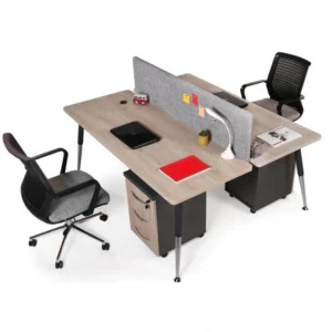 Kesişimli düzende konumlandırılmış, bölücü panelli çalışma masası kombinasyonu