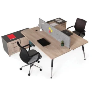 Düz hatlı, gri bölücü panelli ve doğal ahşap kaplamalı ikili çalışma masası
