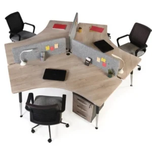 Organik formlu tabla yapısına sahip, bölücü panelli çoklu ofis çalışma masası