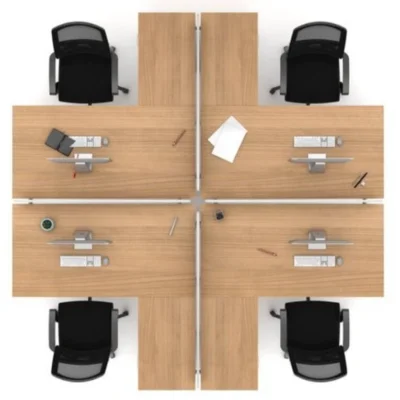 Üstten görünüşte dört kişilik kare formda ofis masası; fileli sandalyelerle çevrili