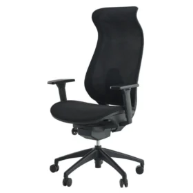 Siyah Aero yönetici koltuğunun sol önden perspektif görünümü; S şeklinde file sırt, kalın oturum ve çoklu ayar kumandaları.