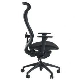 Aero yönetici koltuğu yandan görünüş; belirgin S-kavisli sırt, ileri-geri hareketli kolçaklar ve kalın oturum yastığı.