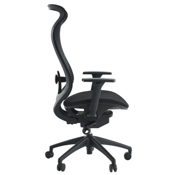 Aero yönetici koltuğu yandan görünüş; belirgin S-kavisli sırt, ileri-geri hareketli kolçaklar ve kalın oturum yastığı.