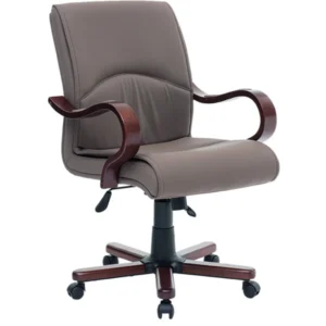 Ahşap kolçaklı ve ahşap görünümlü yıldız ayaklı, kahverengi deri Keto çalışma koltuğu, yüksek sırt ve tekerlekli yapı.