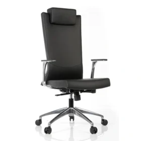 Siyah deri kaplamalı, yüksek sırt ve entegre baş yastığına sahip Magnus yönetici koltuğu; parlak alüminyum yıldız ayak, tekerlekli taban ve ayarlanabilir kolçaklarla üç çeyrek açıdan görünüm.