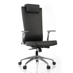 Siyah deri kaplamalı, yüksek sırt ve entegre baş yastığına sahip Magnus yönetici koltuğu; parlak alüminyum yıldız ayak, tekerlekli taban ve ayarlanabilir kolçaklarla üç çeyrek açıdan görünüm.