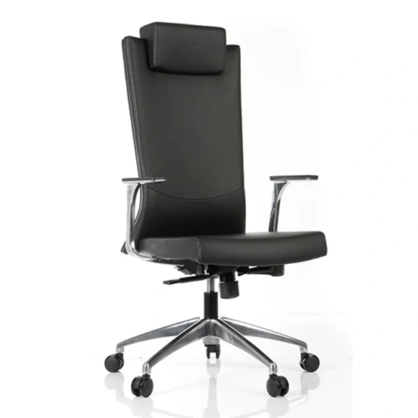 Siyah deri kaplamalı, yüksek sırt ve entegre baş yastığına sahip Magnus yönetici koltuğu; parlak alüminyum yıldız ayak, tekerlekli taban ve ayarlanabilir kolçaklarla üç çeyrek açıdan görünüm.