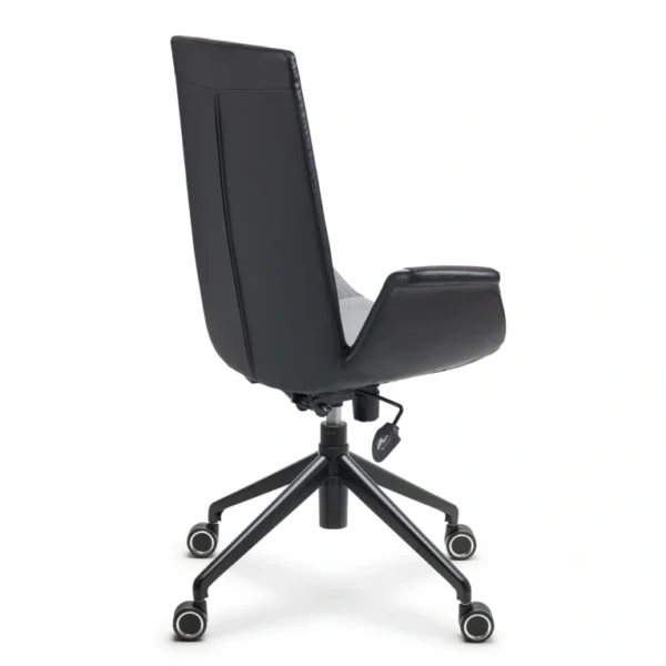 Siyah arka kaplama ve gri ön yüzeyli NOW PLN-1175 yönetici koltuğu; metal yıldız ayak ve çok yönlü tekerleklerle arka-yan açıdan görünüm.