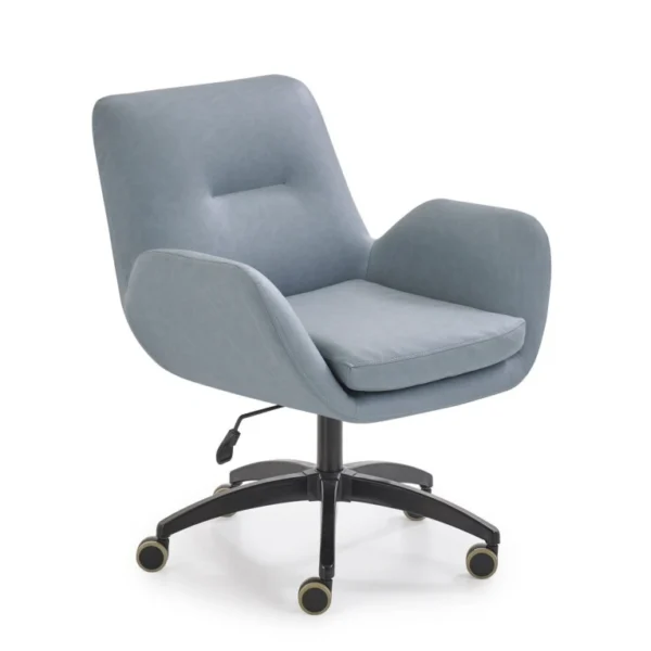 Aktor toplantı koltuğu, açık mavi döşeme, yastıklı oturum ve beş kollu tekerlekli taban, yan-ön açı.