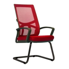 Algan misafir koltuğu, kırmızı file sırt ve yastıklı oturum, bütünleşik kol – üç çeyrek açı.