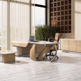 Geniş pencereli modern makam odası tasarımında Polen Mobilya Alpos ahşap ofis mobilyaları ve dekorasyon örneği