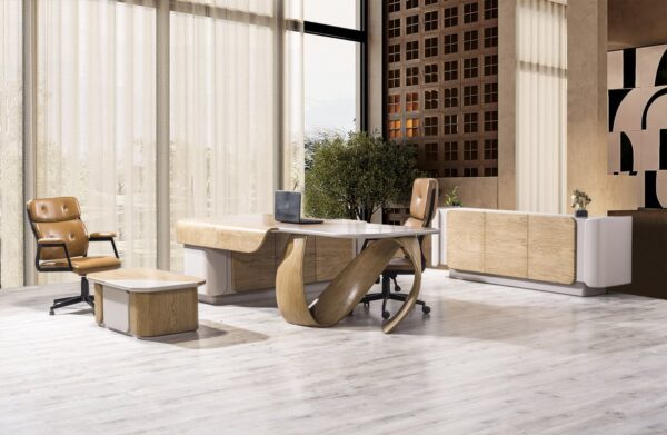 Geniş pencereli modern makam odası tasarımında Polen Mobilya Alpos ahşap ofis mobilyaları ve dekorasyon örneği