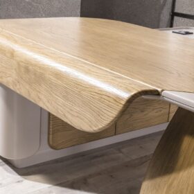 Alpos makam masası doğal ahşap kaplama yüzey dokusu ve kavisli köşe işçilik detayı