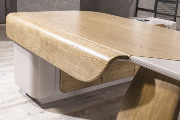 Alpos makam masası doğal ahşap kaplama yüzey dokusu ve kavisli köşe işçilik detayı