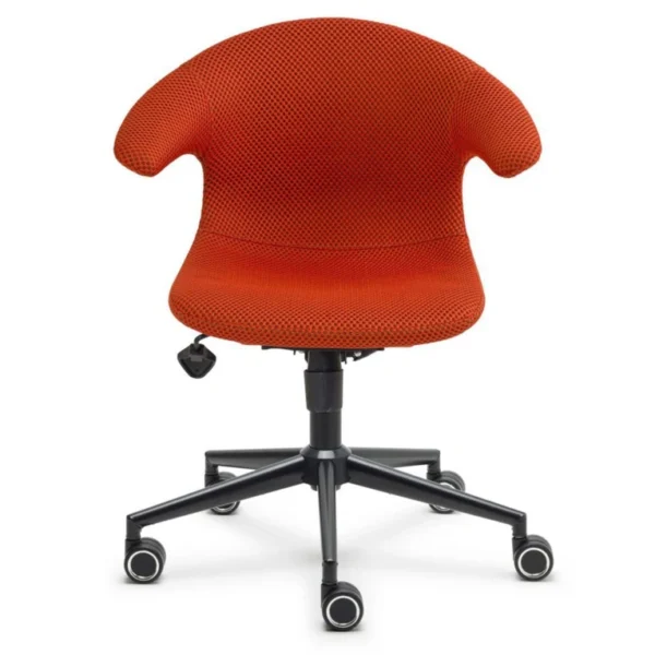 Yanlardan sarıcı kollara sahip turuncu file oturumlu, tekerlekli toplantı koltuğu önden görünüm.