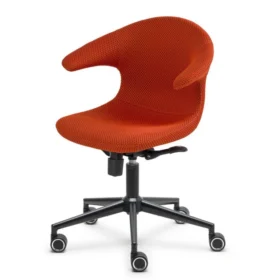 Turuncu, kıvrımlı sırt yapılı ergonomik toplantı koltuğu, açılı perspektif.