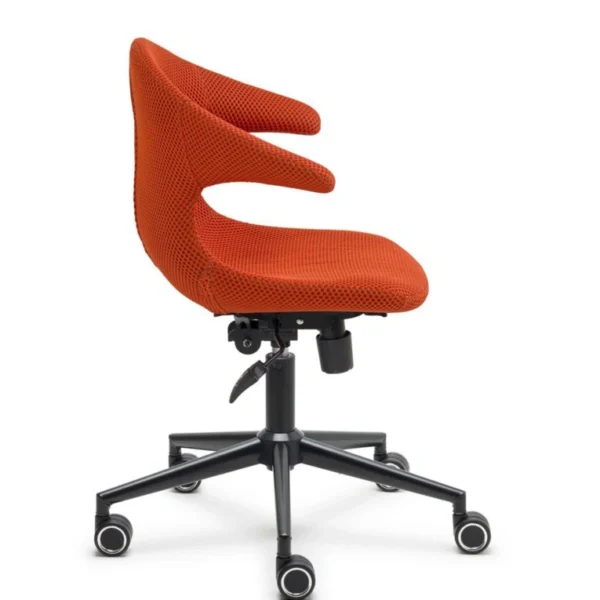 Turuncu oturumlu toplantı koltuğu, yandan profil; akıcı kol yapısı.