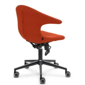 Turuncu toplantı koltuğu arka açı; akıcı sırt ve kol detayları.