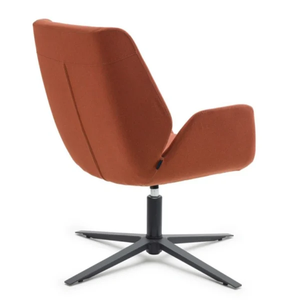 Arkadan görünüm; kusursuz dikiş detaylı Ares misafir koltuğu.