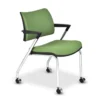 Bend toplantı koltuğu, yeşil oturum ve sırt, kompakt gövde, dört tekerlekli sabit ayaklı tasarım.