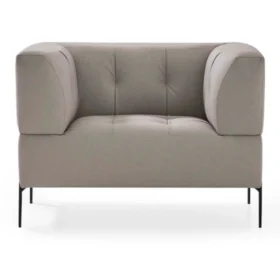 Elera tekli koltuk; gri deri görünümlü döşeme, derin kapitone, kalın kollar ve ince siyah metal ayaklı modern form