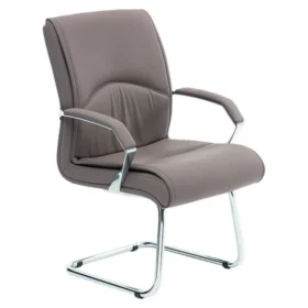 KETO misafir koltuğu, yumuşak döşemeli sırt ve oturum, kromaj görünümlü kollu – önden üç çeyrek.