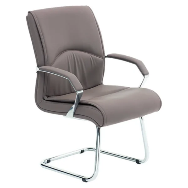 KETO misafir koltuğu, yumuşak döşemeli sırt ve oturum, kromaj görünümlü kollu – önden üç çeyrek.