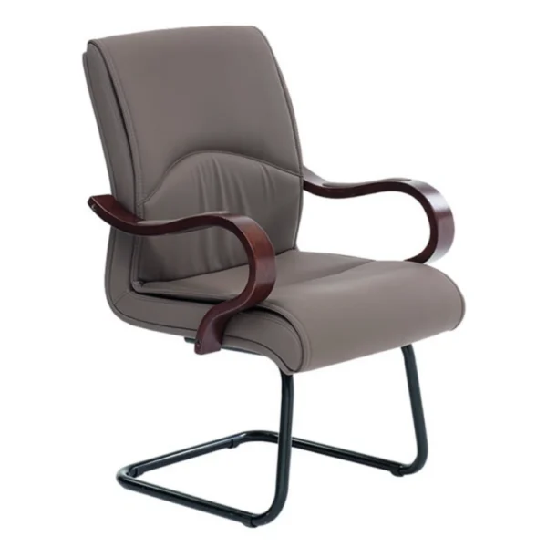 KETO misafir koltuğu, kahve tonlu döşeme ve ahşap efektli kıvrımlı kol detayları – üç çeyrek açı.