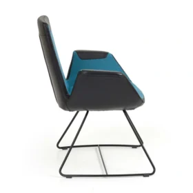 Mavi gövdeye sahip, siyah dış kabuklu, modern NOW misafir koltuğu — yan açı.