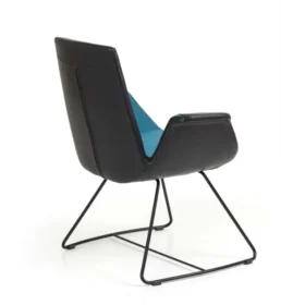 NOW misafir koltuğu arka-yan görünüm; kontrast siyah dış yüzey ve mavi iç döşeme.