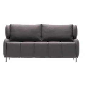 Pupa iki kişilik kanepe; koyu gri kumaş, silindirik yan destekler, geniş oturum ve ince siyah metal ayaklı minimal stil