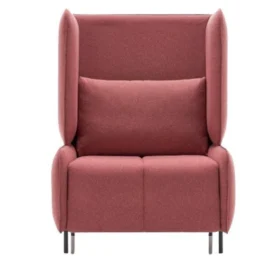 Pupa yüksek sırtlı tekli; pembe kumaş, geniş oturum, yan panellerle mahremiyet sağlayan tasarım ve ince metal ayaklar